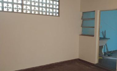 Casa de 2 dorm. y fdo libre. Actualmente alquilada. Ideal inversión. L. de Zamora