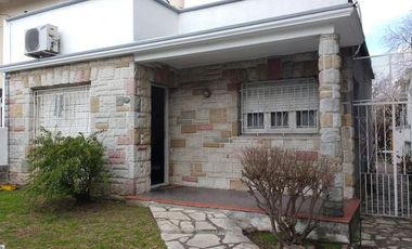 Casa de 2 dorm. y fdo libre. Actualmente alquilada. Ideal inversión. L. de Zamora