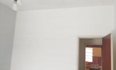 Casa de 2 dorm. y fdo libre. Actualmente alquilada. Ideal inversión. L. de Zamora