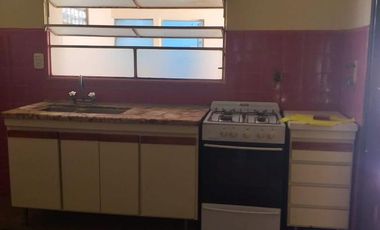 Casa de 2 dorm. y fdo libre. Actualmente alquilada. Ideal inversión. L. de Zamora