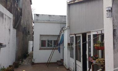 Casa de 2 dorm. y fdo libre. Actualmente alquilada. Ideal inversión. L. de Zamora