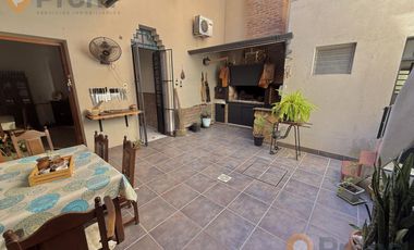 Casa al frente de 3 dormitorios