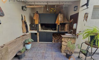 Casa al frente de 3 dormitorios