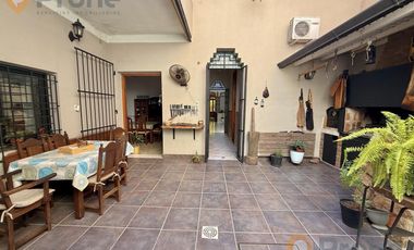 Casa al frente de 3 dormitorios