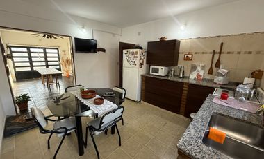 VENTA CASA 2 DORMITORIOS CON COCHERA EN FISHERTON