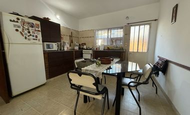 VENTA CASA 2 DORMITORIOS CON COCHERA EN FISHERTON