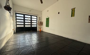 VENTA CASA 2 DORMITORIOS CON COCHERA EN FISHERTON