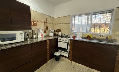 VENTA CASA 2 DORMITORIOS CON COCHERA EN FISHERTON