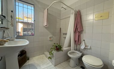 VENTA CASA 2 DORMITORIOS CON COCHERA EN FISHERTON