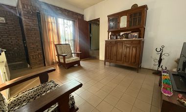 VENTA CASA 2 DORMITORIOS CON COCHERA EN FISHERTON