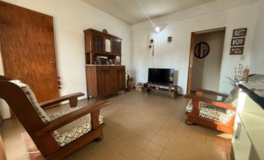 VENTA CASA 2 DORMITORIOS CON COCHERA EN FISHERTON