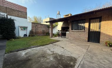 VENTA CASA 2 DORMITORIOS CON COCHERA EN FISHERTON