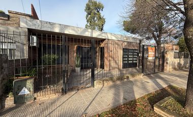 VENTA CASA 2 DORMITORIOS CON COCHERA EN FISHERTON