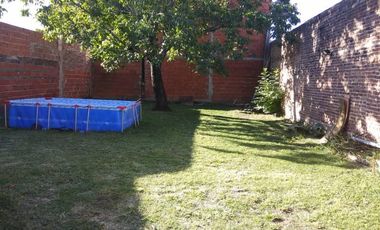 CASA DOS FAMILIAS EN DOS PLANTAS, 5 AMBIENTES, GARAJE PASANTE, 340 M2