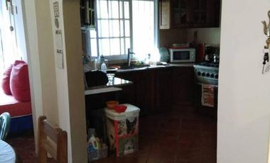 CASA DOS FAMILIAS EN DOS PLANTAS, 5 AMBIENTES, GARAJE PASANTE, 340 M2