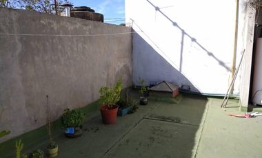 CASA DOS FAMILIAS EN DOS PLANTAS, 5 AMBIENTES, GARAJE PASANTE, 340 M2