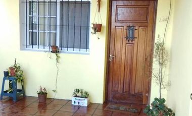 CASA DOS FAMILIAS EN DOS PLANTAS, 5 AMBIENTES, GARAJE PASANTE, 340 M2