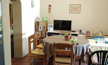 CASA DOS FAMILIAS EN DOS PLANTAS, 5 AMBIENTES, GARAJE PASANTE, 340 M2