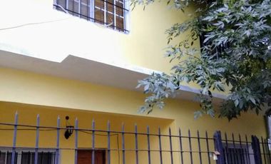 CASA DOS FAMILIAS EN DOS PLANTAS, 5 AMBIENTES, GARAJE PASANTE, 340 M2