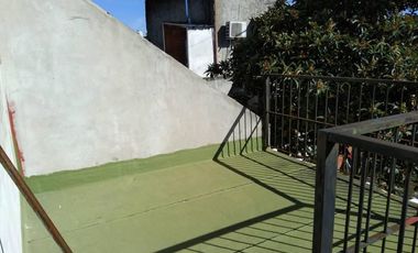 CASA DOS FAMILIAS EN DOS PLANTAS, 5 AMBIENTES, GARAJE PASANTE, 340 M2