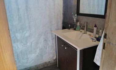 CASA DOS FAMILIAS EN DOS PLANTAS, 5 AMBIENTES, GARAJE PASANTE, 340 M2