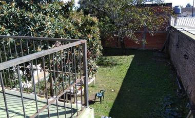 CASA DOS FAMILIAS EN DOS PLANTAS, 5 AMBIENTES, GARAJE PASANTE, 340 M2