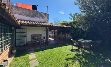 CASA A LA VENTA 3 DORMITORIOS PATIO VERDE Y PISCINA EN FISHERTON