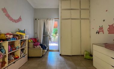 CASA A LA VENTA 3 DORMITORIOS PATIO VERDE Y PISCINA EN FISHERTON