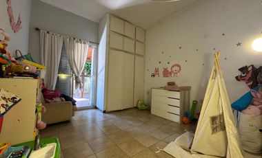 CASA A LA VENTA 3 DORMITORIOS PATIO VERDE Y PISCINA EN FISHERTON