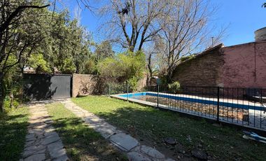 CASA A LA VENTA 3 DORMITORIOS PATIO VERDE Y PISCINA EN FISHERTON