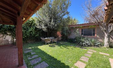 CASA A LA VENTA 3 DORMITORIOS PATIO VERDE Y PISCINA EN FISHERTON