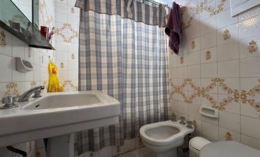 CASA A LA VENTA 3 DORMITORIOS PATIO VERDE Y PISCINA EN FISHERTON