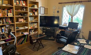 Gran casa de 4 dormitorios y fondo! A 2 cuadras de Jumbo