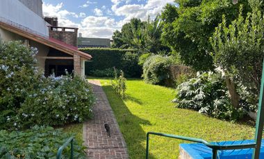 Gran casa de 4 dormitorios y fondo! A 2 cuadras de Jumbo