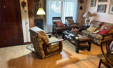 Gran casa de 4 dormitorios y fondo! A 2 cuadras de Jumbo