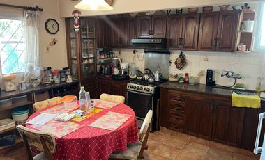 Gran casa de 4 dormitorios y fondo! A 2 cuadras de Jumbo