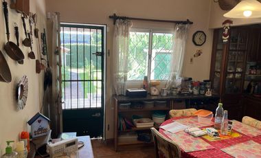 Gran casa de 4 dormitorios y fondo! A 2 cuadras de Jumbo