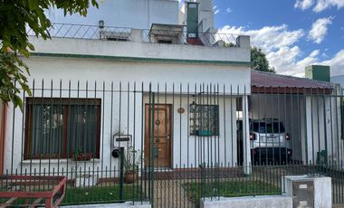 Gran casa de 4 dormitorios y fondo! A 2 cuadras de Jumbo