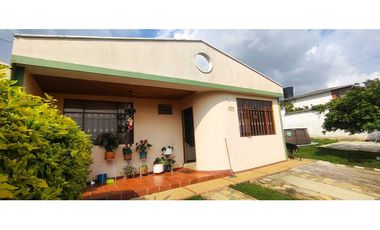 Casa urbana de 437 M2 en 720 mill en #lamesa Cund con zona verde