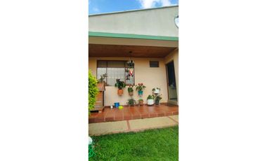 Casa urbana de 437 M2 en 720 mill en #lamesa Cund con zona verde