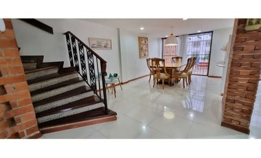 VENDO CASA LOMA ESCOBERO ENVIGADO 2 ALCOBAS 5 BAÑOS BIBLIOTECA TERRAZA
