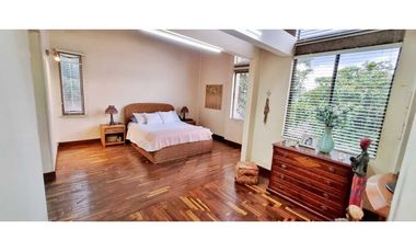 VENDO CASA LOMA ESCOBERO ENVIGADO 2 ALCOBAS 5 BAÑOS BIBLIOTECA TERRAZA