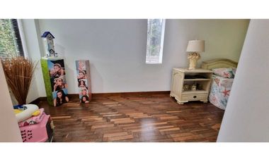 VENDO CASA LOMA ESCOBERO ENVIGADO 2 ALCOBAS 5 BAÑOS BIBLIOTECA TERRAZA