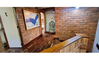 VENDO CASA LOMA ESCOBERO ENVIGADO 2 ALCOBAS 5 BAÑOS BIBLIOTECA TERRAZA