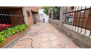 VENDO CASA LOMA ESCOBERO ENVIGADO 2 ALCOBAS 5 BAÑOS BIBLIOTECA TERRAZA