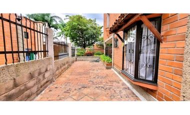 VENDO CASA LOMA ESCOBERO ENVIGADO 2 ALCOBAS 5 BAÑOS BIBLIOTECA TERRAZA