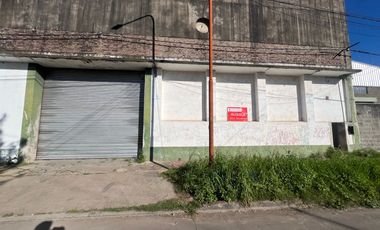 Amplio galpón a la venta en Luján con muy buenos accesos en zona céntrica