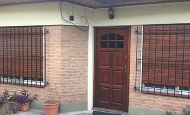 INMUEBLE RE TASADO -PH de 3 ambientes con cochera fija. Lomas de Zamora Este. VENTA DIRECTA