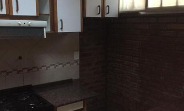 INMUEBLE RE TASADO -PH de 3 ambientes con cochera fija. Lomas de Zamora Este. VENTA DIRECTA
