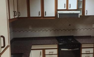 INMUEBLE RE TASADO -PH de 3 ambientes con cochera fija. Lomas de Zamora Este. VENTA DIRECTA